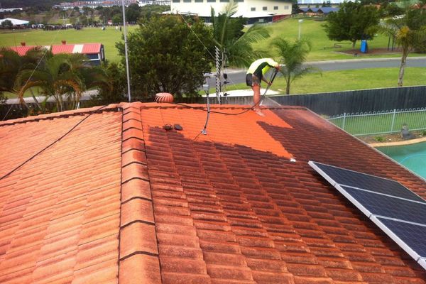 Nettoyage et démoussage de toiture à Nanterre (92000)